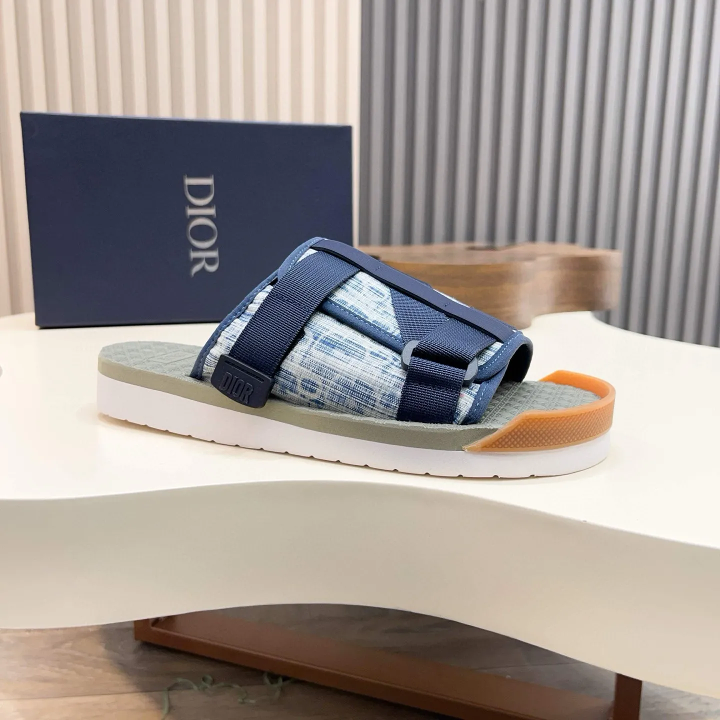 Factory price: 280💰Dior Alias ​​men's leather slippers. This Alias ​​sandal is a new summer product, showing a casual and elegant style. Carefully crafted from grained cow leather and Oblique printed fabric, with cowhide lining! Cross-strap design with metal-clad brass CD Diamond logo. The imported cowhide leather and rubber sole adds sophistication and comfort, while Oblique print-effect anti-slip panels add style. Size: 38-44 (45 customized)